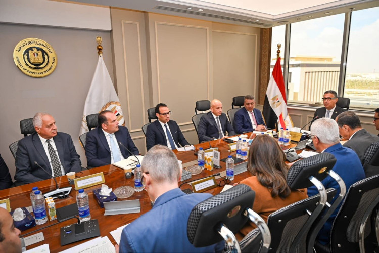 وزير التموين والتجارة الداخلية يعقد اجتماعًا موسعًا لمتابعة خطط تطوير صناعة السكر