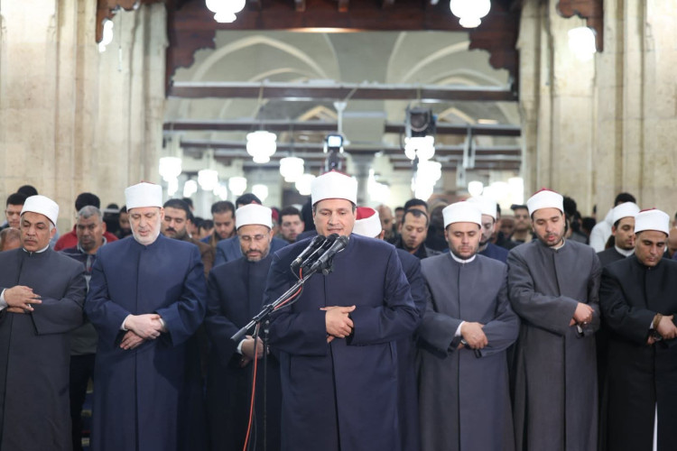 آلاف المصلين بالجامع الأزهر يحيون الليلة الرابعة من رمضان في صلاتي العشاء والتراويح