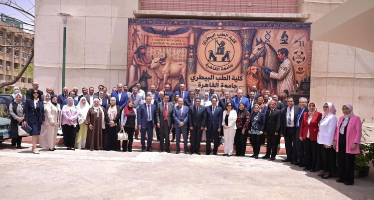 رئيس جامعة القاهرة يتفقد مكتبة الطب البيطري والمعمل الافتراضي "OSCE" لتدريب الطلاب على تشخيص الأمراض ومحاكاة الجراحات البيطرية