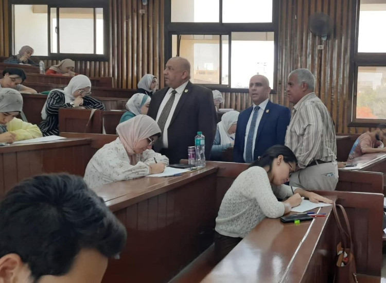 نائب رئيس جامعة القاهرة لشئون التعليم والطلاب يجري جولة تفقدية بعدد من الكليات