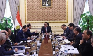 رئيس الوزراء يتابع مع وزير المالية إجراءات تطبيق الحد الأدنى للأجور