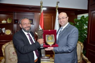 محافظ بني سويف يكرم الطبيب المصري مجاهد مصطفى"