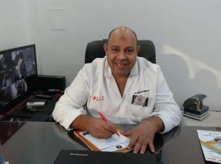 طبيب يحذر من استخدام الفحم في تبييض الأسنان