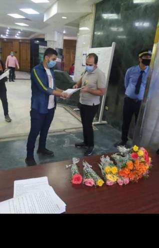 نقابة الصحفيين تستقبل أعضاءها بالورود بعد إعادة فتح المبنى
