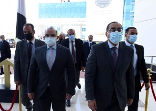 رئيس الحكومة و5 وزراء يفتتحون جلسة تداول البورصة المصرية