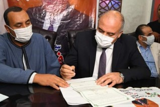 محافظ قنا عن فتاة يتيمة أثناء عقد قرانها