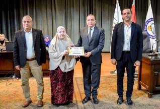 مجلس جامعة بنى سويف يكرم أعضاء الجهاز الإداري ممن بلغوا السن القانونية خلال ديسمبر