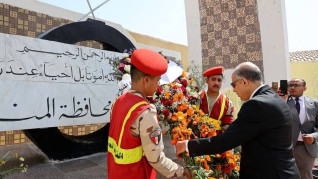 كدواني يضع إكليلاً من الزهور على النصب التذكاري بمناسبة العيد القومي 106 للمنيا