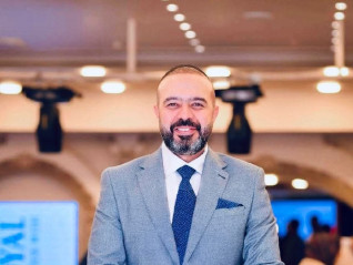 أحمد عاصم الملا يتلقى تكريمًا عالميًا في إسبانيا تقديرًا لريادته في علاج العقم