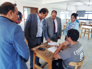 رئيس جامعة بورسعيد يتفقد سير اعمال امتحانات الفصل الدراسى الثانى بكليات التربية وعلوم الرياضة والتجارة والهندسة