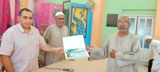 مدير تعليم دراو شمال أسوان يكرم السادة العاملين بديوان الإدارة المحالين للمعاش