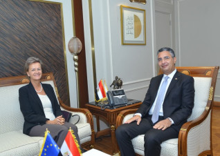 وزير التموين يبحث مع سفيرة الاتحاد الأوروبي بالقاهرة تعزيز التعاون في مجالات الأمن الغذائي والتجارة الداخلية