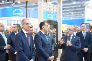 رئيس هيئة الرقابة المالية يستعرض جهود التحول الرقمي بالنظام المالي غير المصرفي أمام رئيس الوزراء في معرض Cairo ICTT