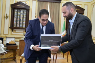 جامعة القاهرة تبحث تعزيز التعاون مع البورصة المصرية لنشر الثقافة المالية والاستثمارية
