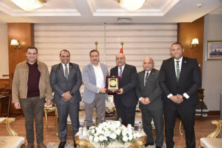 محافظ بورسعيد يستقبل رئيس الإدارة المركزية لجذب الاستثمار الداخلي
