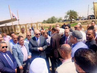 محافظ الفيوم يفتتح موسم حصاد القمح بأحد الحقول الزراعية بقصر رشوان طامية