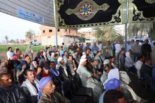 محافظ المنيا يكرّم مزارعي بني حكم بسمالوط ويوزّع مستلزمات زراعية ومواد غذائية على المتميزين