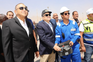 الفريق أسامة ربيع يشهد مراسم تدشين سفينتي الصيد أعالي البحار "رزق 2"و"رزق 3"