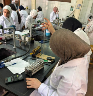 طلاب كليات القطاع الصحي بجامعة القاهرة الأهلية يؤدون الامتحانات العملية في أجواء من الانضباط والتنظيم